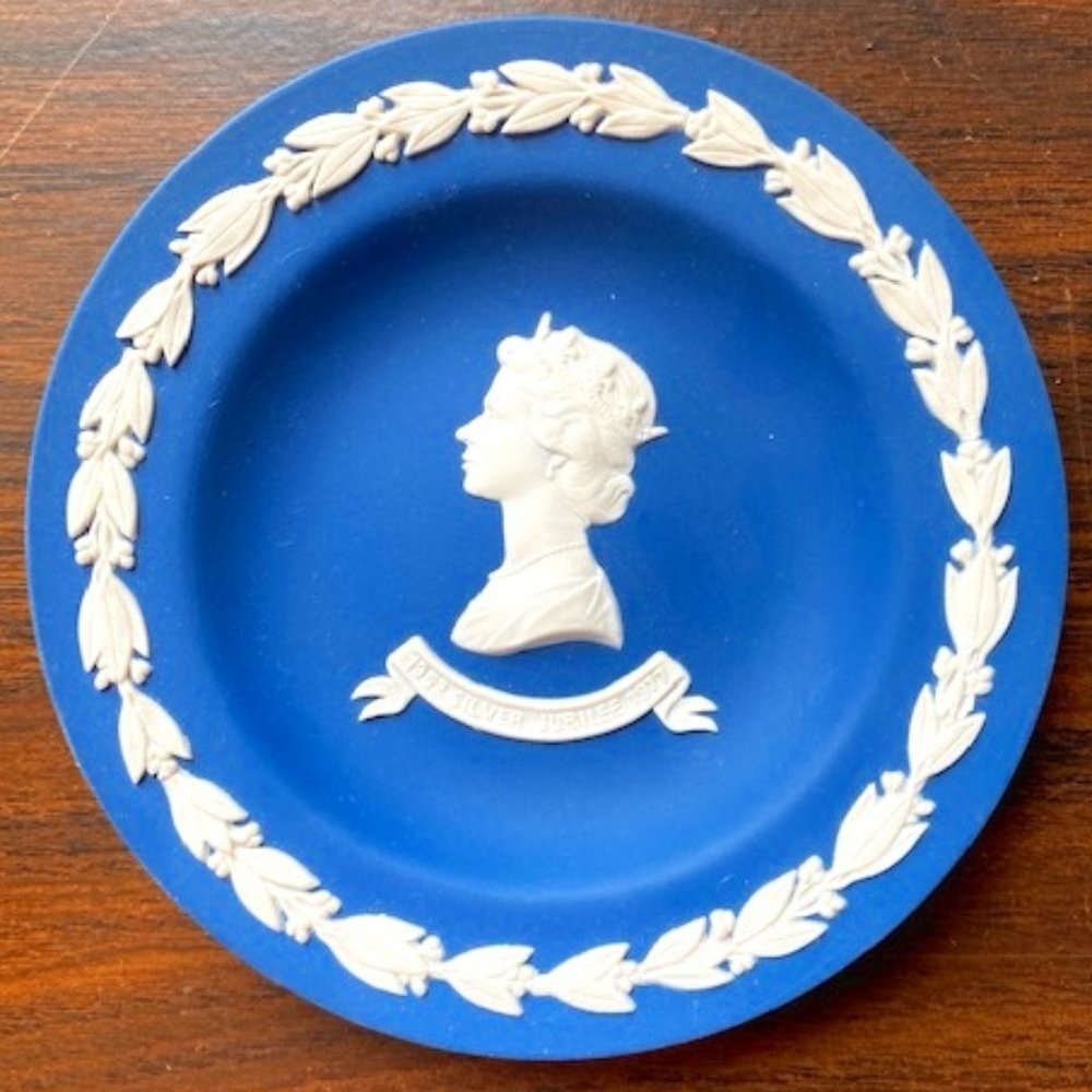 QUEEN ELIZABETH ll Silver Jubilee Wedgwood Plate